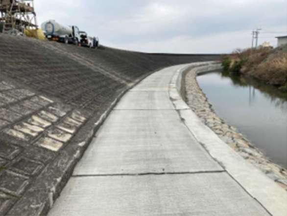 狭く地耐力の無いため池堤防や護岸